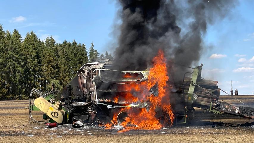 Eine landwirtschaftliche Maschine wurde in Brand gesteckt und brannte komplett aus.
