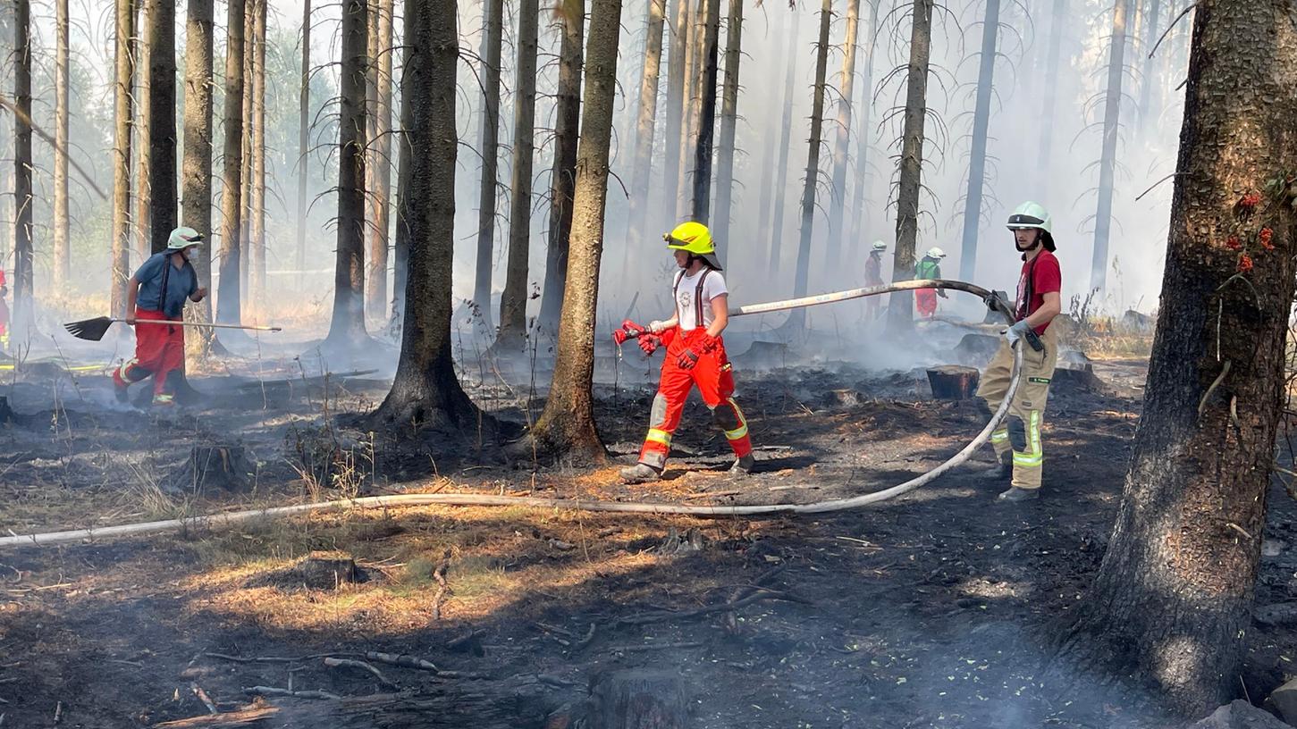 Die Münchberger Einsatzkräfte haben alle Hände voll zu tun, da sich die Flammen in verschiedene Richtungen ausbreiteten.