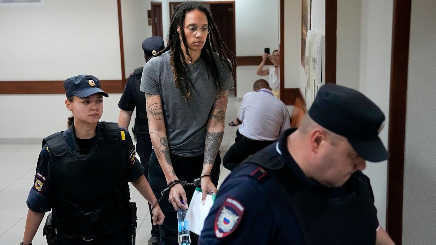Basketballerin Brittney Griner (M) wurde in Russland zu neun Jahren Haft verurteilt. Basketballerin Brittney Griner (M) wurde in Russland zu neun Jahren Haft verurteilt.