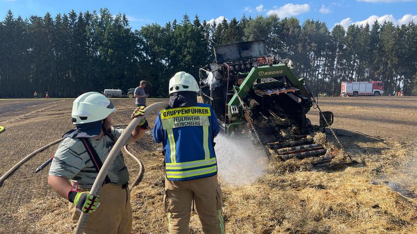 Die Münchberger Einsatzkräfte haben alle Hände voll zu tun, da sich die Flammen in verschiedene Richtungen ausbreiteten.