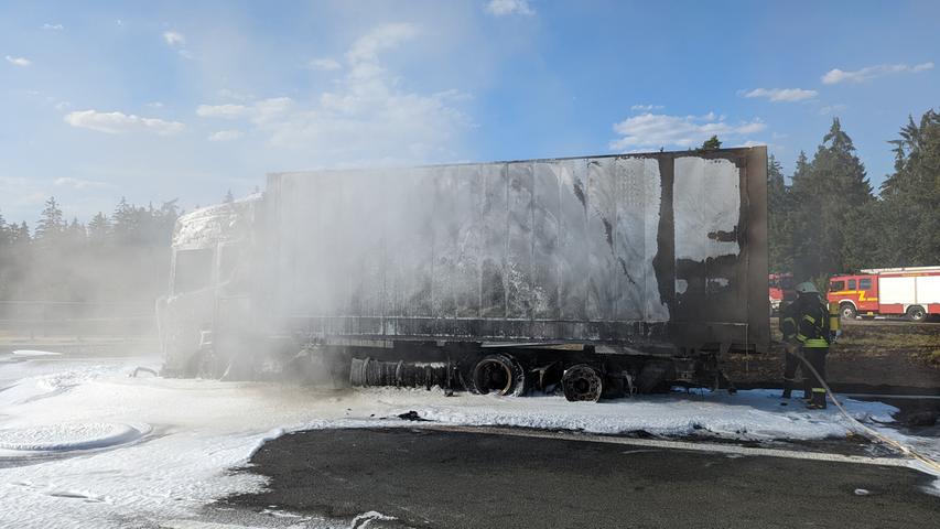 Als das Abschleppfahrzeug den Lastwagen angehängt hatte und abtransportieren wollte, fing dieser Feuer. 
