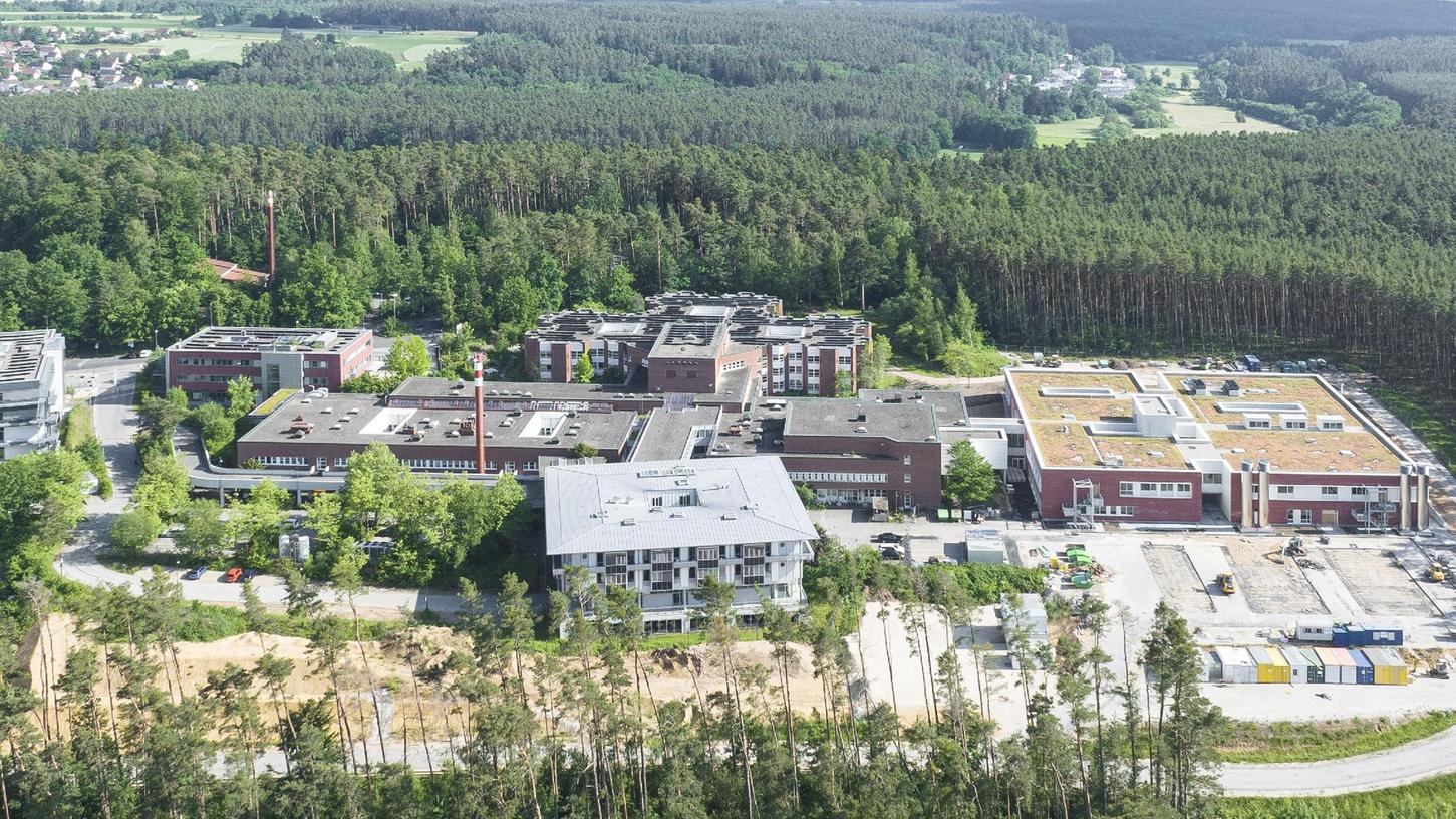 Fast 58 Millionen Euro hat der fast fertiggestellte Bauabschnitt I (rechts im Bild) der Kreisklinik gekostet. Der Betrieb soll im Frühjahr 2023 starten. Der Landkreis Roth ist alleine bei diesem ersten von vier Bauabschnitten mit 19,4 Millionen Euro dabei. Einigermaßen ungewöhnlich in diesen Zeiten: Hier hat es während der knapp drei Jahre laufenden Bauarbeiten keine exorbitanten Preissprünge gegeben.
Fast 58 Millionen Euro hat der fast fertiggestellte Bauabschnitt I (rechts im Bild) der Kreisklinik gekostet. Der Betrieb soll im Frühjahr 2023 starten. Der Landkreis Roth ist alleine bei diesem ersten von vier Bauabschnitten mit 19,4 Millionen Euro dabei. Einigermaßen ungewöhnlich in diesen Zeiten: Hier hat es während der knapp drei Jahre laufenden Bauarbeiten keine exorbitanten Preissprünge gegeben.