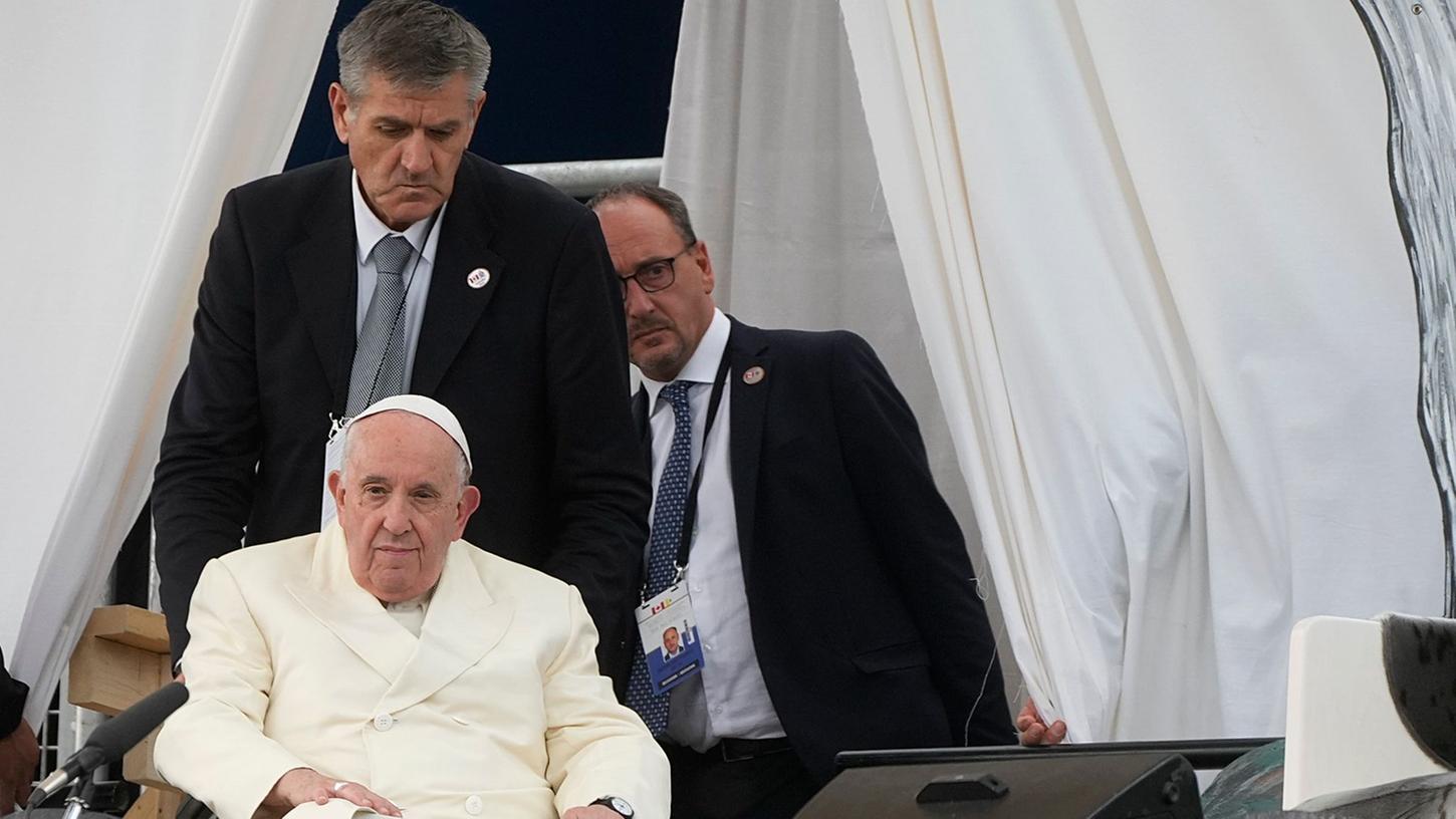 Der Papst beförderte seinen Krankenpfleger Massimiliano Strappetti. Der Papst beförderte seinen Krankenpfleger Massimiliano Strappetti.