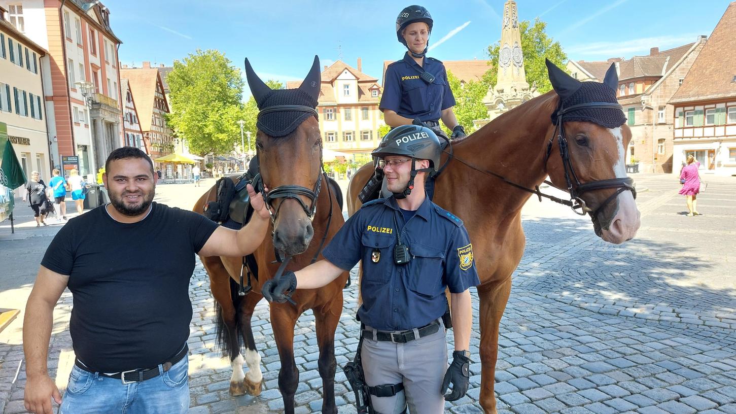 Bürgerdialog mit Streicheleinheit fürs Pferd: Erstmals war die Pferdestaffel der Polizei Mittelfranken zwei Tage „auf Streife“ in Schwabach.
Bürgerdialog mit Streicheleinheit fürs Pferd: Erstmals war die Pferdestaffel der Polizei Mittelfranken zwei Tage „auf Streife“ in Schwabach.