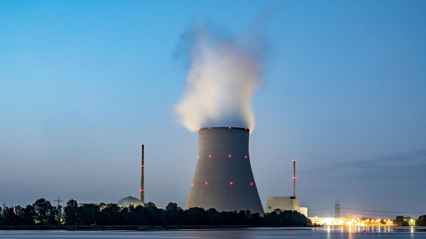 Wasserdampf steigt aus dem Kühltum vom Atomkraftwerk Isar 2. Soll das AKW länger betrieben werden? Auf keinen Fall, fordert der BN-Chef Mergner.
