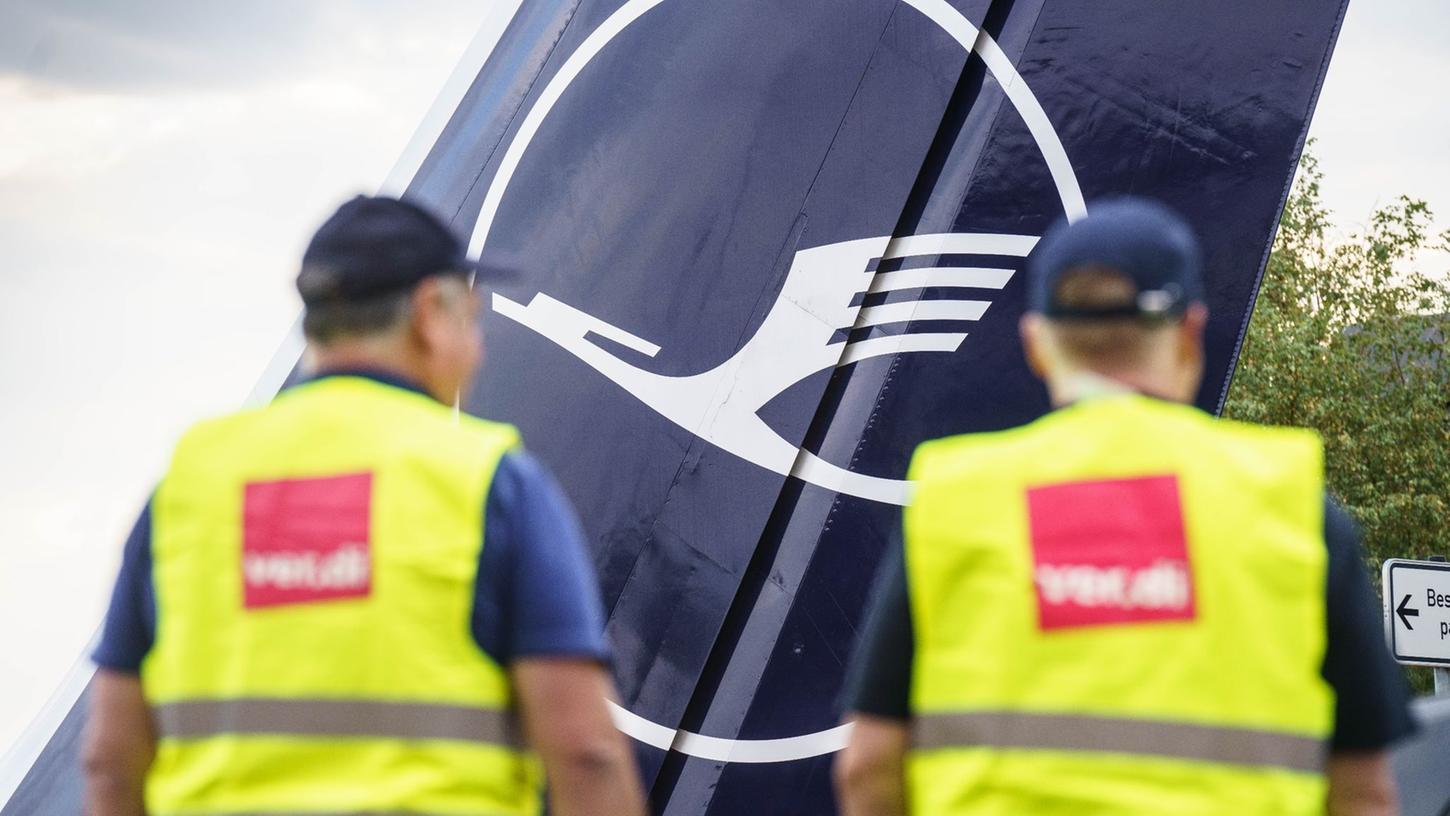 Zwei Verdi-Mitglieder stehen am Frankfurter Flughafen am Eingang zur Lufthansa-Basis. Zwei Verdi-Mitglieder stehen am Frankfurter Flughafen am Eingang zur Lufthansa-Basis.
