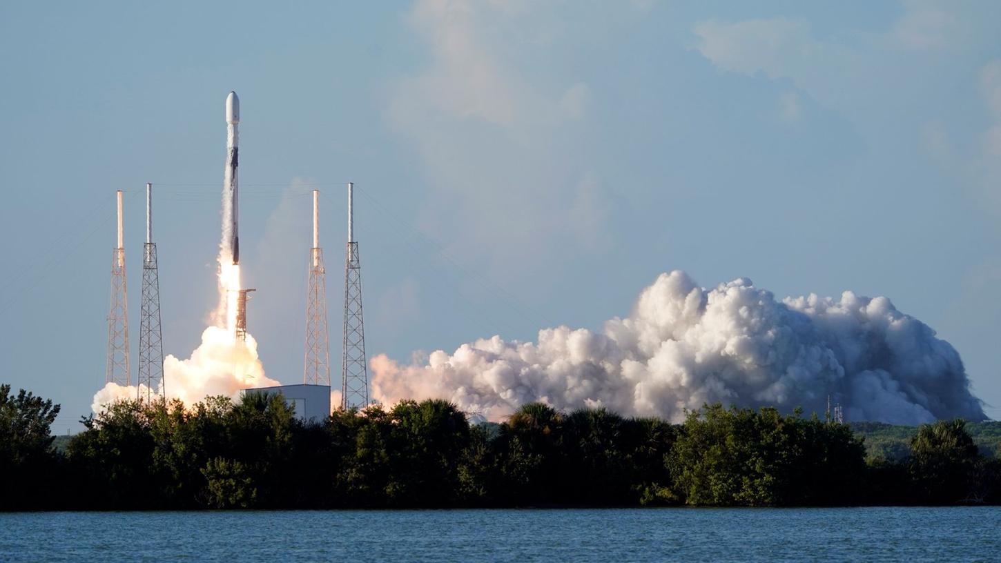 Eine SpaceX Falcon 9 Rakete mit dem koreanischen Pathfinder Lunar Orbiter hebt ab. Eine SpaceX Falcon 9 Rakete mit dem koreanischen Pathfinder Lunar Orbiter hebt ab.