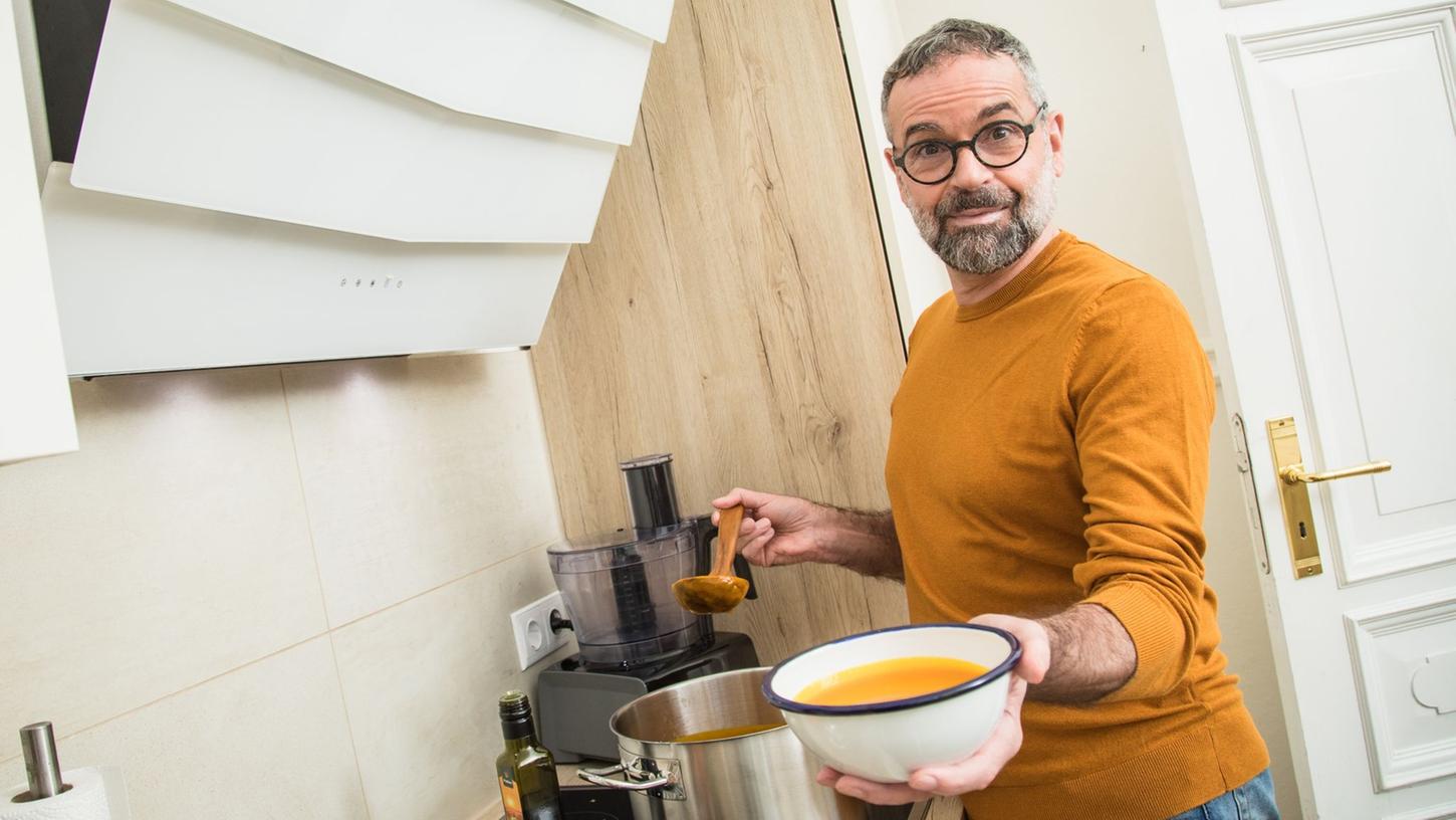Wie lässt sich die Suppe effizient aufwärmen? Ist es nur ein Schüsselchen, bietet sich die Mikrowelle an. Bei großen Mengen über 500 g kann der Topf allerdings genauso effizient sein. Wie lässt sich die Suppe effizient aufwärmen? Ist es nur ein Schüsselchen, bietet sich die Mikrowelle an. Bei großen Mengen über 500 g kann der Topf allerdings genauso effizient sein.