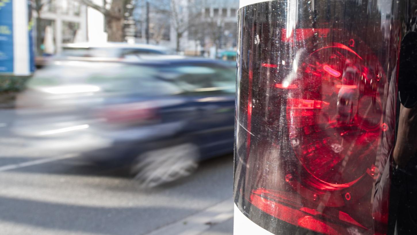 Mist, geblitzt: In Einzelfällen kann allerdings von einem drohenden Fahrverbot ganz oder in Teilen abgesehen werden. Mist, geblitzt: In Einzelfällen kann allerdings von einem drohenden Fahrverbot ganz oder in Teilen abgesehen werden.