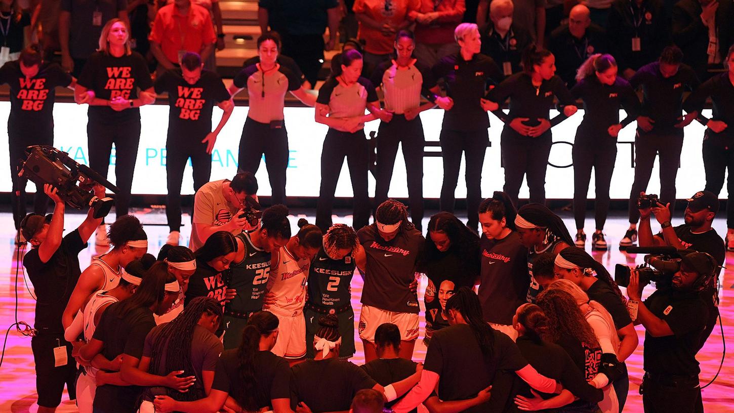 Die Teams der Connecticut Sun und der Phoenix Mercury verschränken vor einem Spiel der WNBA die Arme zu Ehren von Brittney Griner. Die Teams der Connecticut Sun und der Phoenix Mercury verschränken vor einem Spiel der WNBA die Arme zu Ehren von Brittney Griner.