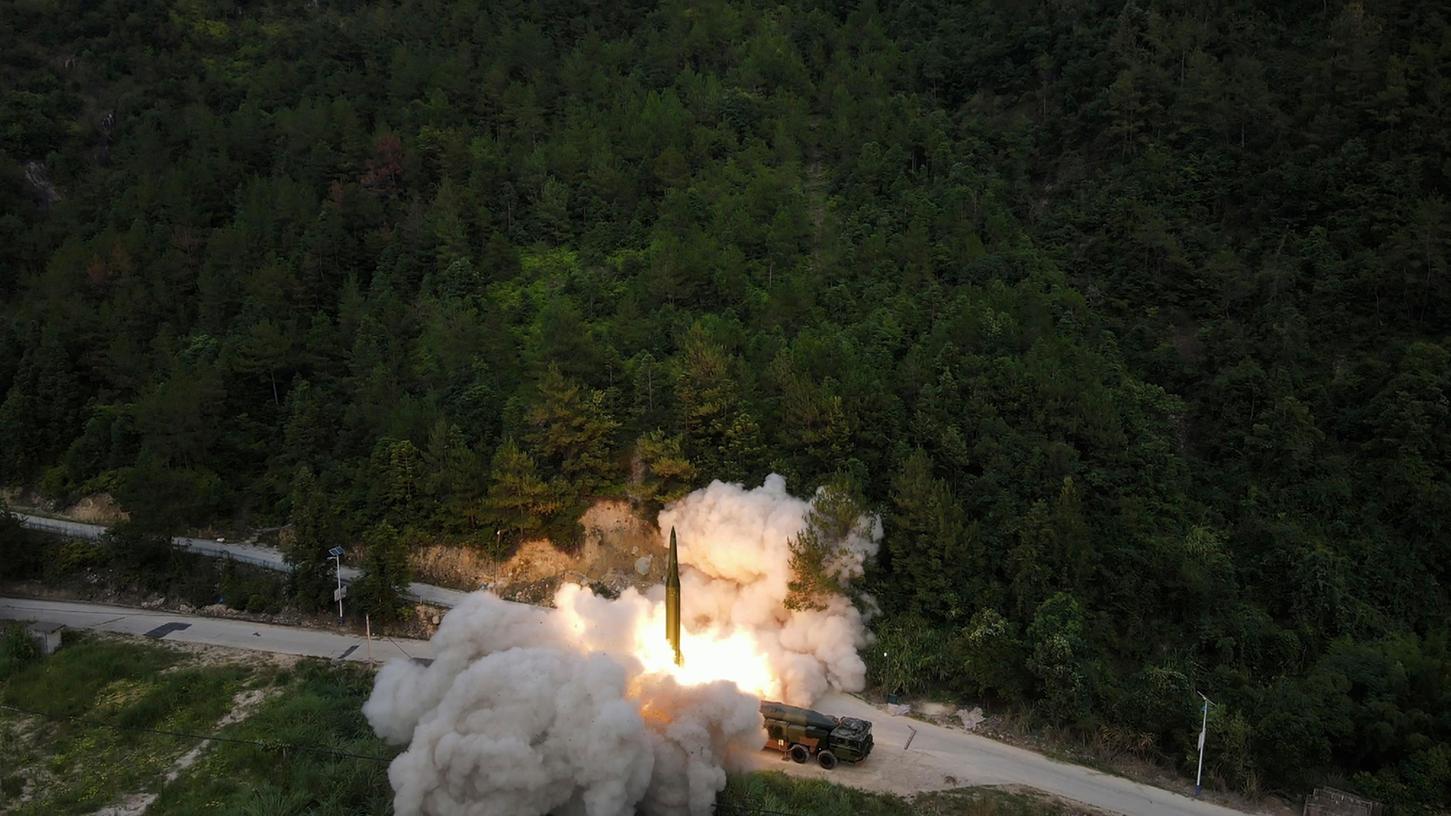 Auf diesem von der chinesischen Nachrichtenagentur Xinhua veröffentlichten Foto wird eine Rakete an einem nicht näher bezeichneten Ort in China abgefeuert.
Auf diesem von der chinesischen Nachrichtenagentur Xinhua veröffentlichten Foto wird eine Rakete an einem nicht näher bezeichneten Ort in China abgefeuert.