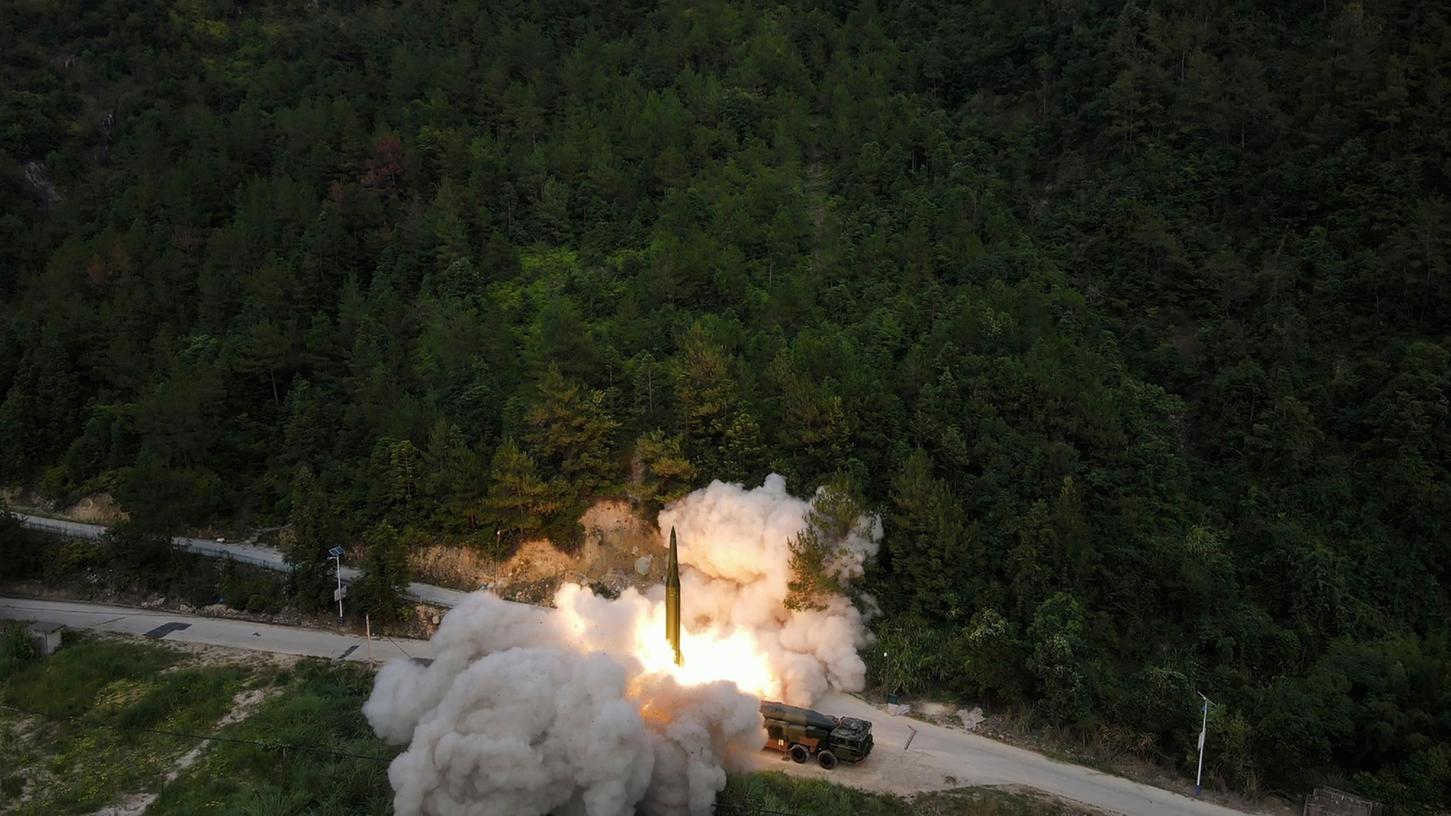 Auf diesem von der chinesischen Nachrichtenagentur Xinhua veröffentlichten Foto wird eine Rakete an einem nicht näher bezeichneten Ort in China abgefeuert.