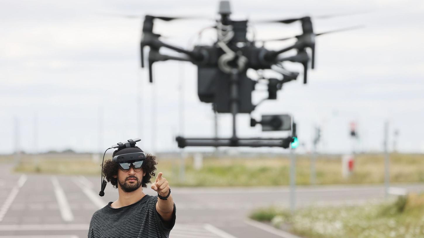 Mohamed Azzahhafi, Drohenpilot im Innovation Lab von Vodafone, steuert auf dem Vodafone 5G Mobility Lab die Drohne DJI Matrice 210 RTK. Mohamed Azzahhafi, Drohenpilot im Innovation Lab von Vodafone, steuert auf dem Vodafone 5G Mobility Lab die Drohne DJI Matrice 210 RTK.