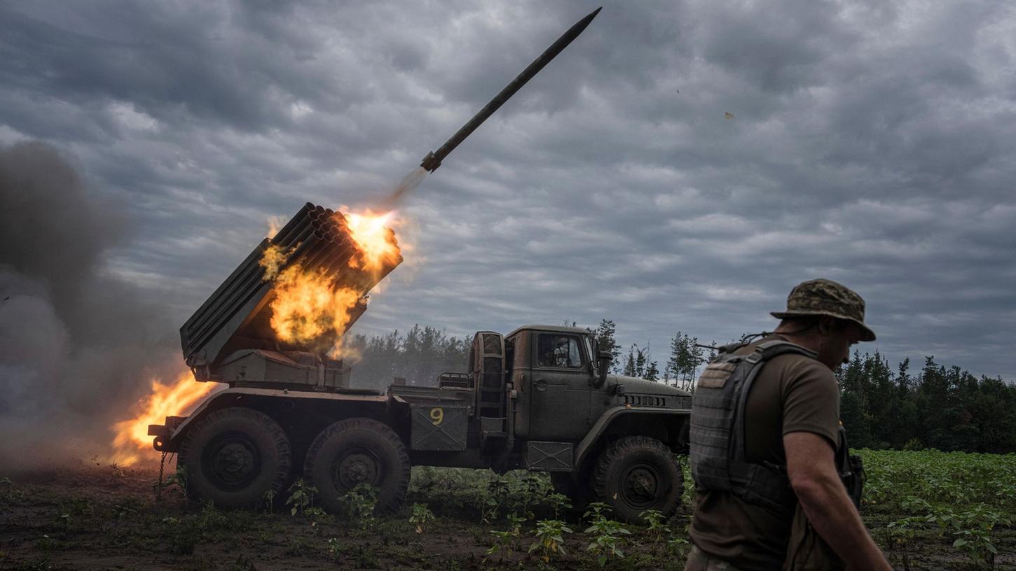 Ein ukrainisches MSLR BM-21 "Grad", ein Mehrfachraketenwerfersystem, schießt auf russische Stellungen an der Frontlinie in der Region Charkiw.
