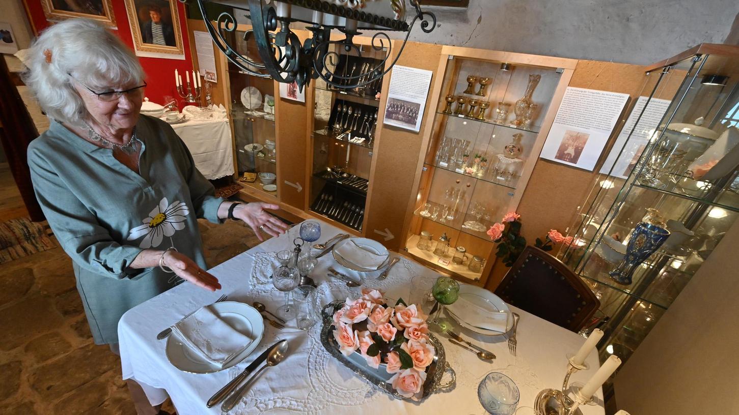 Tischkultur aus verschiedenen Epochen stellt das Frauenauracher Museum im Amtshausschüpfla mit seiner Leiterin Jutta Triantafyllidis gegenwärtig aus; hier ein fein gedeckter Festtagstisch.
