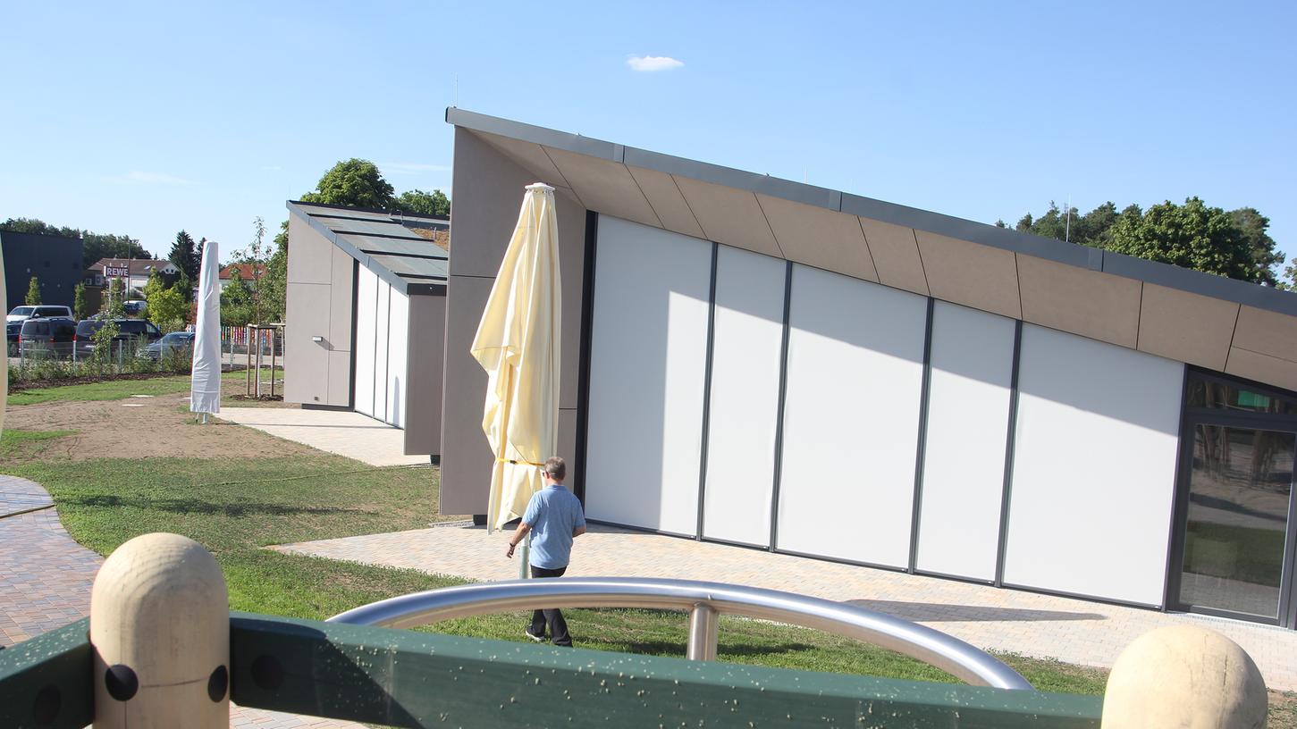 Blick vom Spielplatz auf das dreigeteilte Gebäude. Für den von Architekt Rainer Graf geplanten neuen Kindergarten gab es viel Lob insbesondere von Evelyn Kittel Kleigrewe, die im Landratsamt für die Kindergärten im Landkreis zuständig ist. Blick vom Spielplatz auf das dreigeteilte Gebäude. Für den von Architekt Rainer Graf geplanten neuen Kindergarten gab es viel Lob insbesondere von Evelyn Kittel Kleigrewe, die im Landratsamt für die Kindergärten im Landkreis zuständig ist.