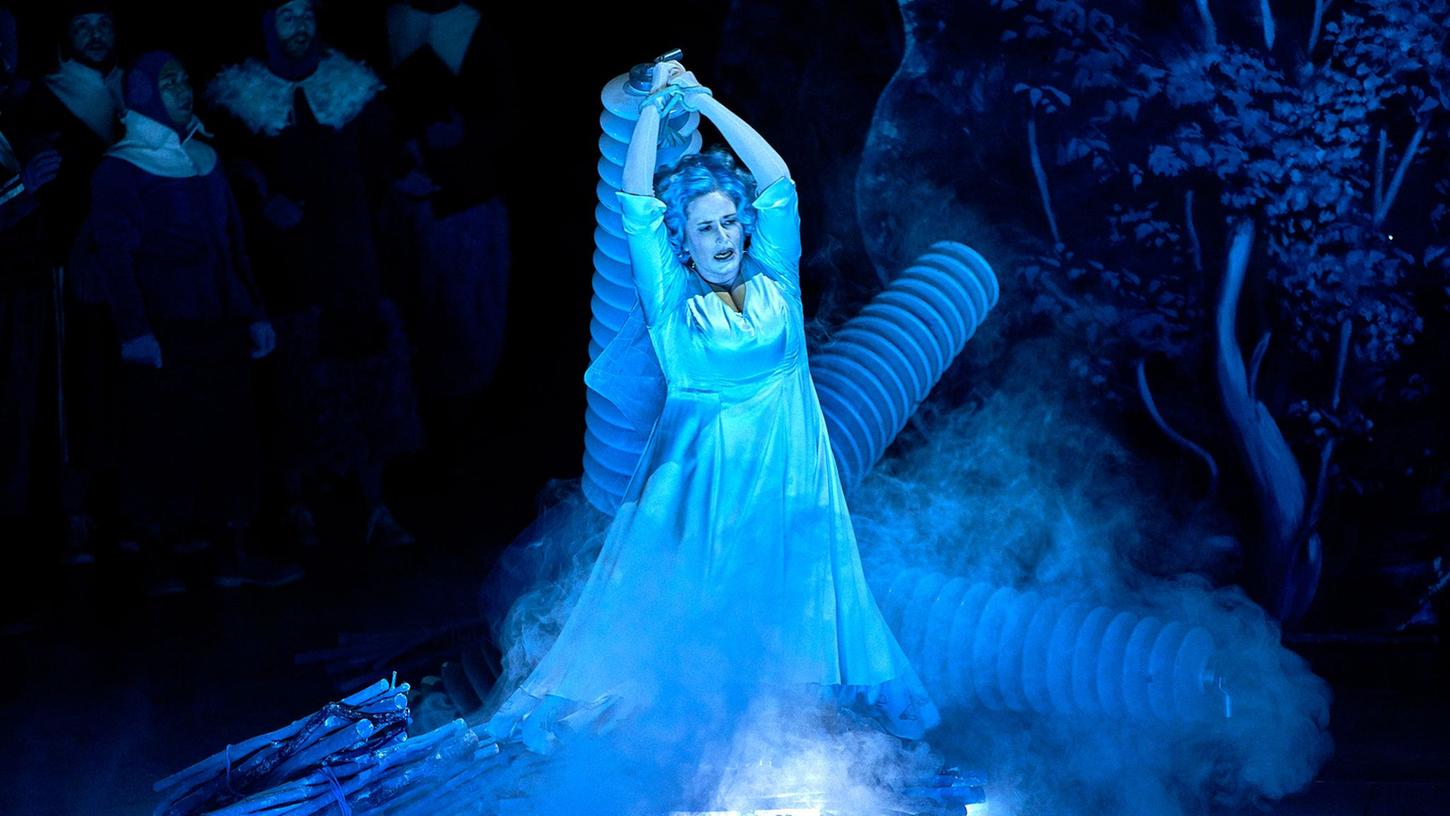 Camilla Nylund (Elsa von Brabant) bei den Bayreuther Festspielen. Camilla Nylund (Elsa von Brabant) bei den Bayreuther Festspielen.