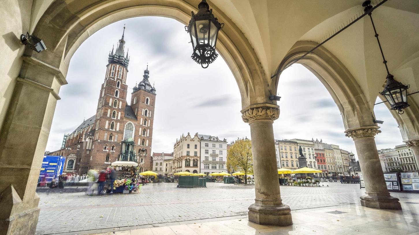 Tuchhalle und Marienbasilika auf dem Hauptmarktplatz in Krakau, Polen, Europa *** Cloth Hall and St. Mary Basilica on the Main Market Square in Krakow Poland Europe Copyright: imageBROKER/JacekxSopotnicki ibxjas04585325.jpg Bitte beachten Sie die gesetzlichen Bestimmungen des deutschen Urheberrechtes hinsichtlich der Namensnennung des Fotografen im direkten Umfeld der Veröffentlichung! Tuchhalle und Marienbasilika auf dem Hauptmarktplatz in Krakau, Polen, Europa *** Cloth Hall and St. Mary Basilica on the Main Market Square in Krakow Poland Europe Copyright: imageBROKER/JacekxSopotnicki ibxjas04585325.jpg Bitte beachten Sie die gesetzlichen Bestimmungen des deutschen Urheberrechtes hinsichtlich der Namensnennung des Fotografen im direkten Umfeld der Veröffentlichung!