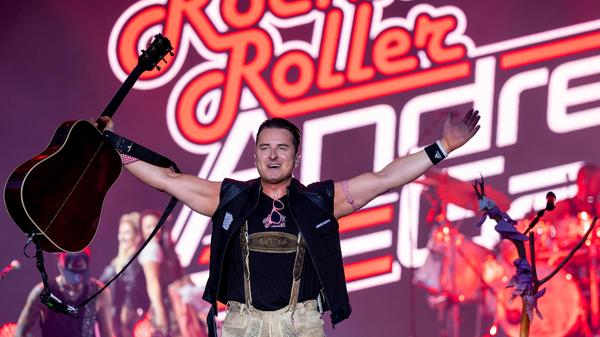 Entertainment Bilder des Tages 29.7.2022 Sänger Andreas Gabalier mit Band auf der Bühne bei einem Konzert in Mörbisch **