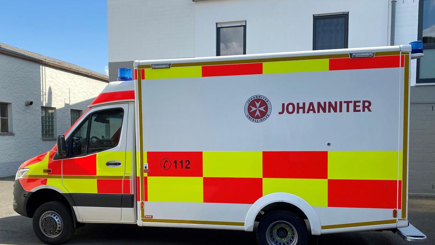 Das Team der Johanniter-Rettungswache Schlüsselfeld freut sich, dass ein neuer Allrad-Rettungswagen in Dienst gestellt werden konnte
