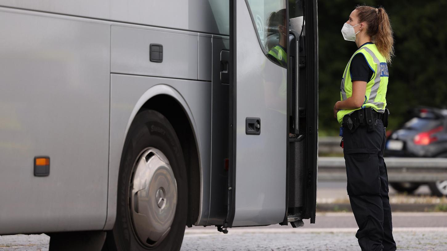 Da hätte der Busfahrer besser einen Pannendienst gerufen: Auf der A6 bei Schwabach stoppte die Polizei einen Reisebus, der einen anderen quer über die Autobahn abschleppen wollte. (Symbolbild)