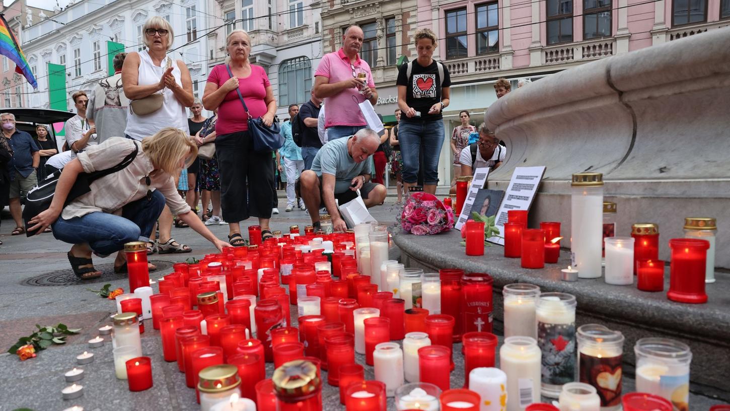 Der Tod von Lisa-Maria Kellermayr, die Morddrohungen aus der Szene der Impfgegner bekam, hat tiefe Betroffenheit ausgelöst. Der Tod von Lisa-Maria Kellermayr, die Morddrohungen aus der Szene der Impfgegner bekam, hat tiefe Betroffenheit ausgelöst.
