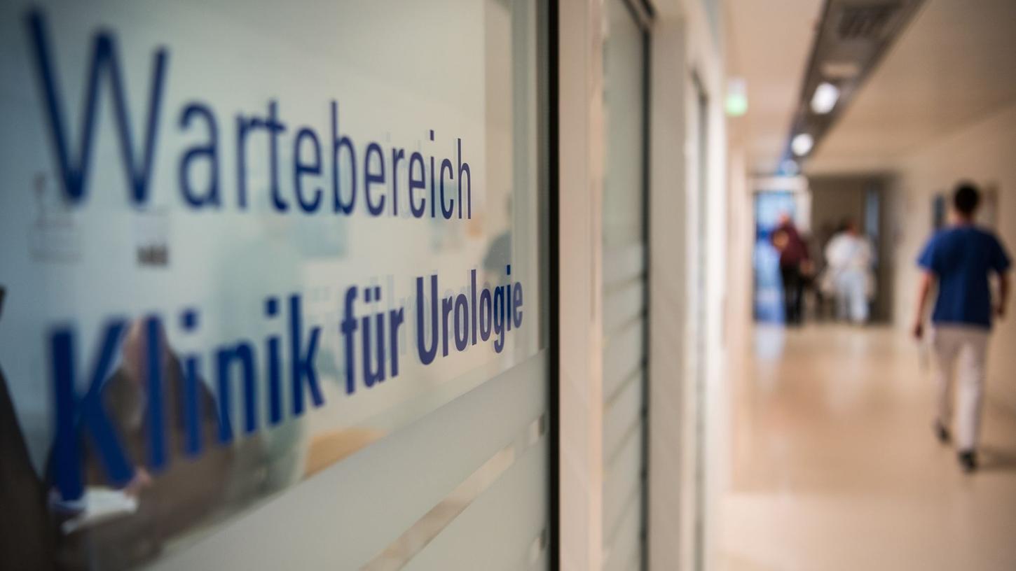 Ein Mitarbeiter des Uniklinikums Frankfurt am Main geht in der Urologie am Wartebereich vorbei. Prostatakrebs ist in Deutschland bei Männern die am häufigsten diagnostizierte Krebsart.