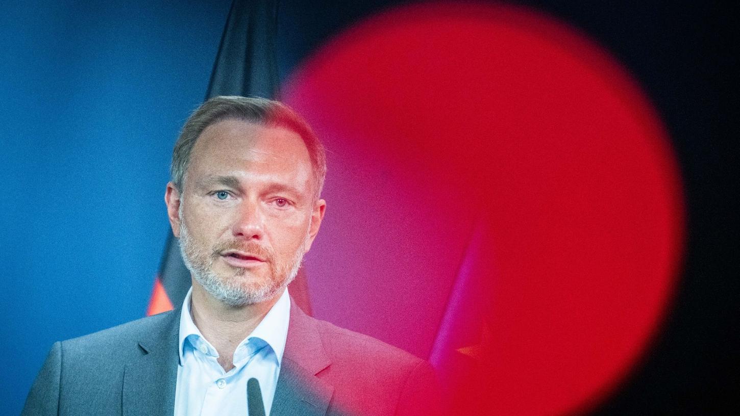 "Wir ziehen diesen Schritt bewusst vor – denn gerade in Zeiten hoher Inflation sind Entlastungen besonders wichtig", sagte Finanzminister Christian Lindner. "Wir ziehen diesen Schritt bewusst vor – denn gerade in Zeiten hoher Inflation sind Entlastungen besonders wichtig", sagte Finanzminister Christian Lindner.