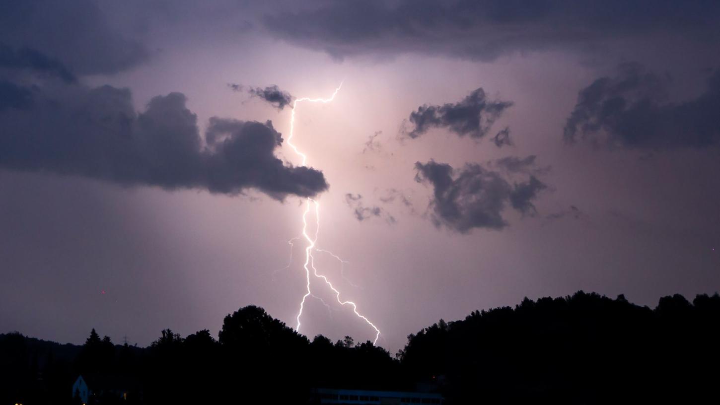 Unwetterfront über Franken: DWD warnt vor Hitzegewittern