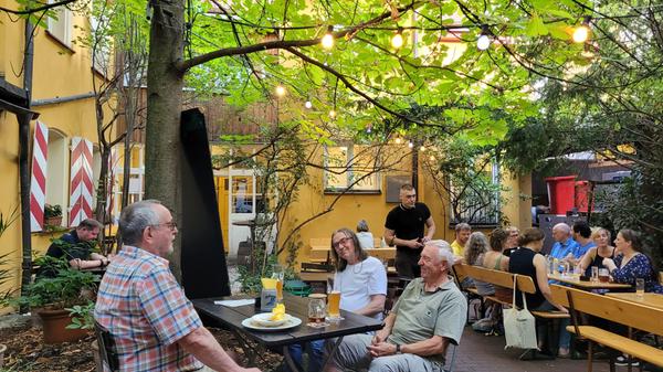 Ofenfrisches Schäufele bietet auch der Palmengarten in Gostenhof an - mit Klößen und Beilagensalat steht der fränkische Klassiker dort auf der Karte. Am Sonntag ist das Schäufele immer verfügbar, unter der Woche wird um telefonische Vorbestellung einen Tag vorher gebeten.