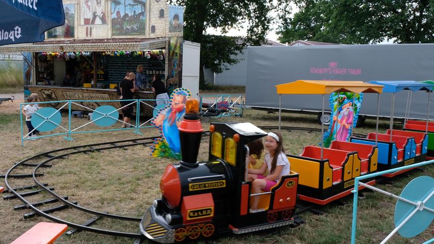 Die Kleinen können bei der Kirchweih in Almoshof Eisenbahn fahren. 