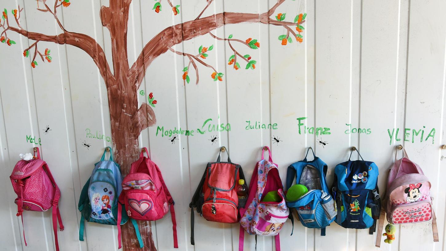 Kinderrucksäcke in einer Kita: Sollen Eltern in Hallerndorf die Kita-Gebühren erlassen werden? Über diesen Vorschlag debattierte jüngst der Gemeinderat.
Kinderrucksäcke in einer Kita: Sollen Eltern in Hallerndorf die Kita-Gebühren erlassen werden? Über diesen Vorschlag debattierte jüngst der Gemeinderat.
