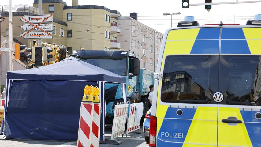 Schwerer Unfall: Radfahrerin in Nürnberg von Lkw erfasst - Frau stirbt