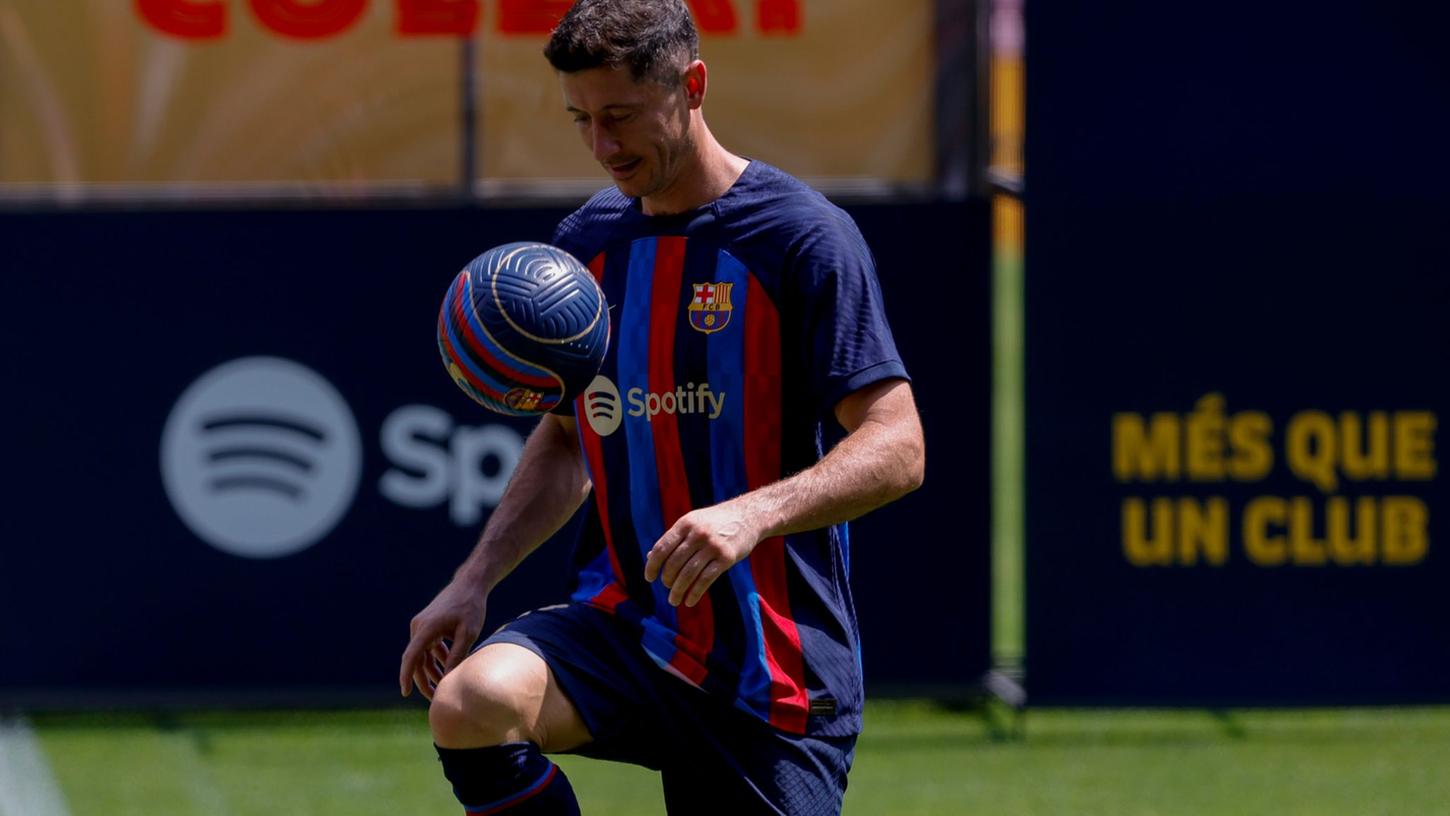 Robert Lewandowski jongliert den Ball während der offiziellen Präsentation beim FC Barcelona. Robert Lewandowski jongliert den Ball während der offiziellen Präsentation beim FC Barcelona.