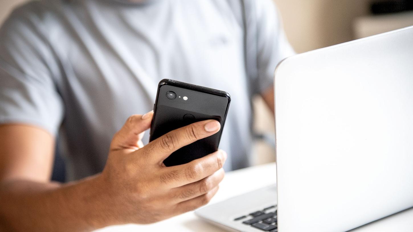 Ein Blick ins Impressum lohnt sich: Möchte man seine Rufnummer auch zum nächsten Anbieter mitnehmen, ist das meist kostenlos - sofern dieser einem anderen Unternehmen angehört. Ein Blick ins Impressum lohnt sich: Möchte man seine Rufnummer auch zum nächsten Anbieter mitnehmen, ist das meist kostenlos - sofern dieser einem anderen Unternehmen angehört.