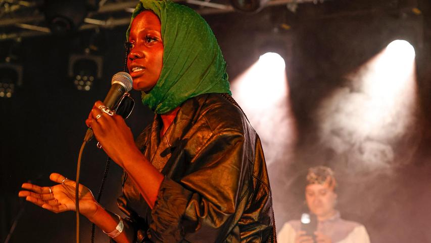 Kaleo Sansaa hat schwarzafrikanische Wurzeln, lebt in Berlin und engagiert sich stark für die Rechte von Frauen und Minderheiten.