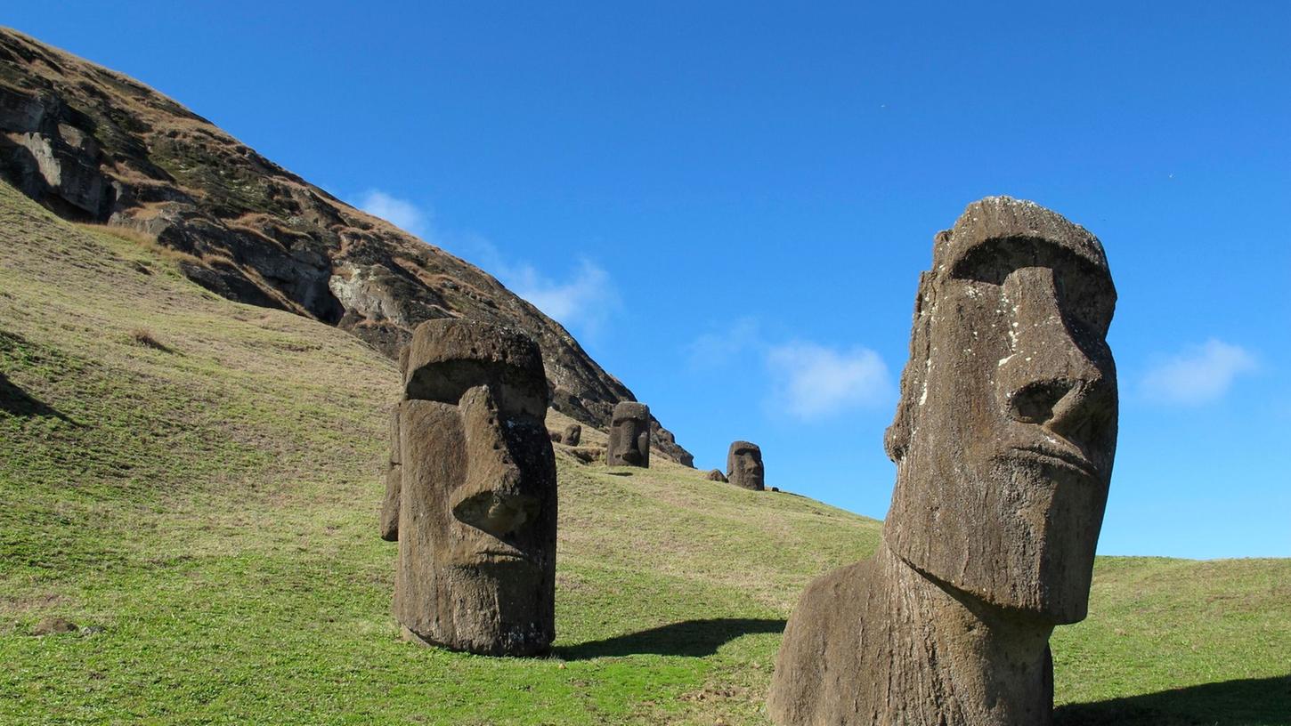 In Stein geschlagene Köpfe, "Moais", stehen auf einem Feld auf der Osterinsel. In Stein geschlagene Köpfe, "Moais", stehen auf einem Feld auf der Osterinsel.