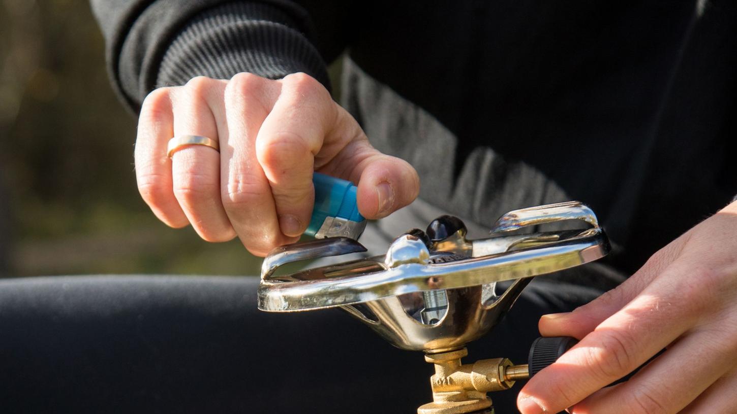 Bei vielen Gaskochern braucht man zum Entzünden ohnehin Feuerzeug oder Streichholz - doch auch bei Kochern mit Piezo-Zündung sollte man eins von beiden parat haben, falls die Zündung streikt. Bei vielen Gaskochern braucht man zum Entzünden ohnehin Feuerzeug oder Streichholz - doch auch bei Kochern mit Piezo-Zündung sollte man eins von beiden parat haben, falls die Zündung streikt.