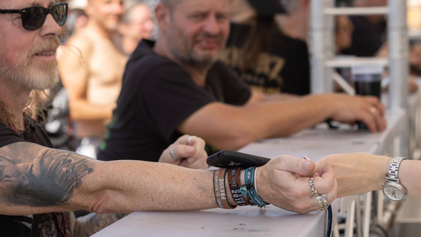 Auf dem Wacken-Festival wird in diesem Jahr erstmals per Chip bezahlt. Auf dem Wacken-Festival wird in diesem Jahr erstmals per Chip bezahlt.