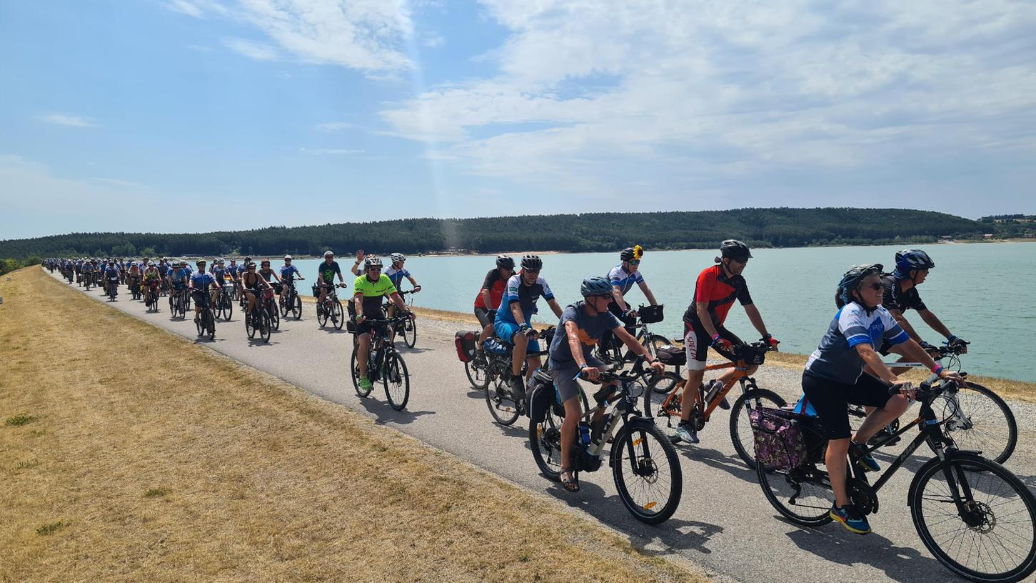 Mittagspause: Über den Hauptdamm des Großen Brombachsees steuerten die Teilnehmerinnen und Teilnehmer der BR-Radltour den Allmannsdorfer Strand an, wo sie sich noch einmal erfrischen und stärken konnten. Anschließend stand die Schlussetappe zum Finale nach Gunzenhausen an.