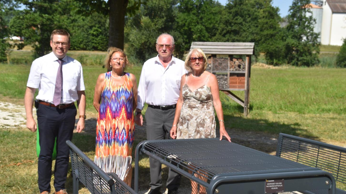 Bürgermeister Christian Schmid, Maja Konik, Alfons Mändl und Anna Bohn (von links) vor der gestifteten Bank.
Bürgermeister Christian Schmid, Maja Konik, Alfons Mändl und Anna Bohn (von links) vor der gestifteten Bank.