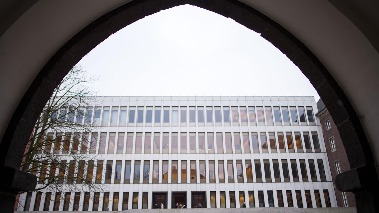 Das Justizzentrum Aachen (Nordrhein-Westfalen) mit dem Amts- und Landgericht. Dort soll es zum Prozess gegen Jürgen Albers kommen. Das Justizzentrum Aachen (Nordrhein-Westfalen) mit dem Amts- und Landgericht. Dort soll es zum Prozess gegen Jürgen Albers kommen.