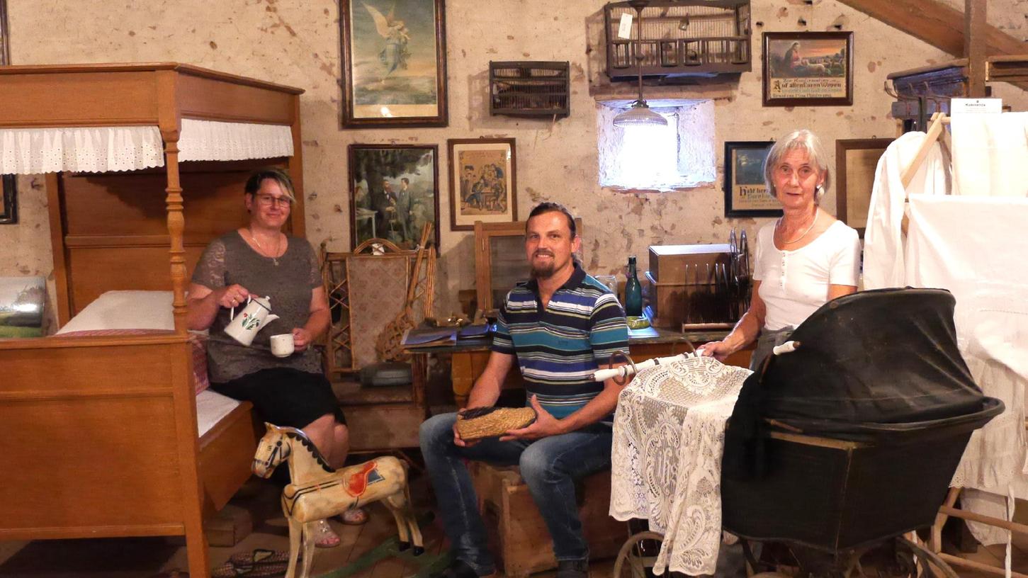 Alltagsgegenstände von anno dazumal gibt es im Bauernmuseum zu bestaunen. Hier Beate Spanner, Peter Kehrstephan und Hannelore Janz mit Himmelbett und Einrichtungsgegenständen aus der Bauernstube.