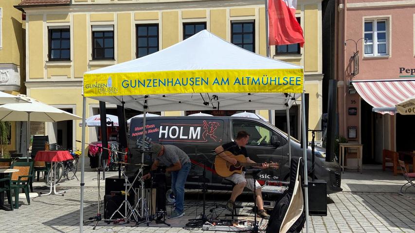 Schon mittags spielten sich die Musiker von Holm-Music für die Ankunft der Radler und Radlerinnen am Marktplatz ein. 