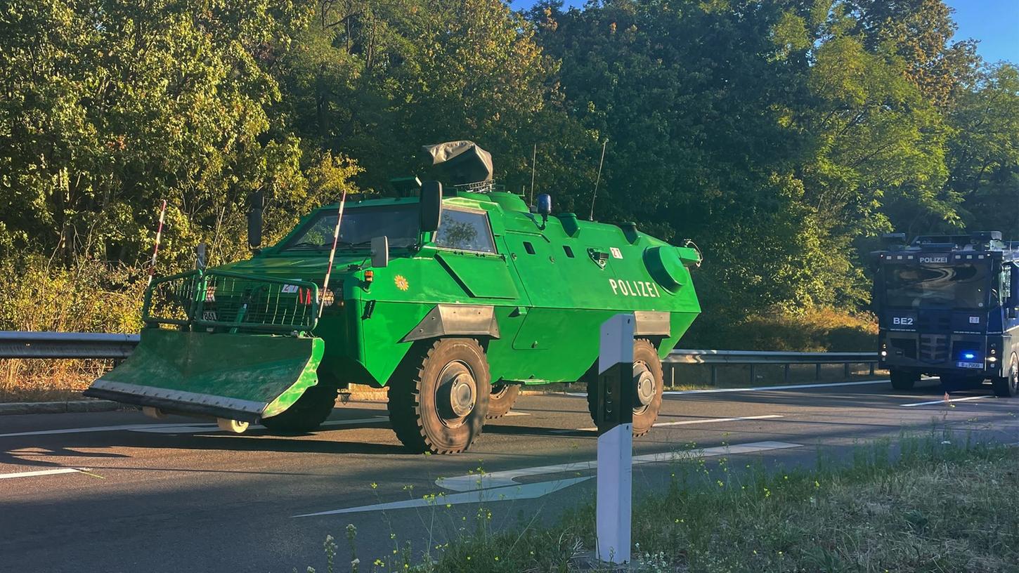 Ein Räumpanzer auf dem Weg zum Einsatzort in den Grunewald. Ein Räumpanzer auf dem Weg zum Einsatzort in den Grunewald.