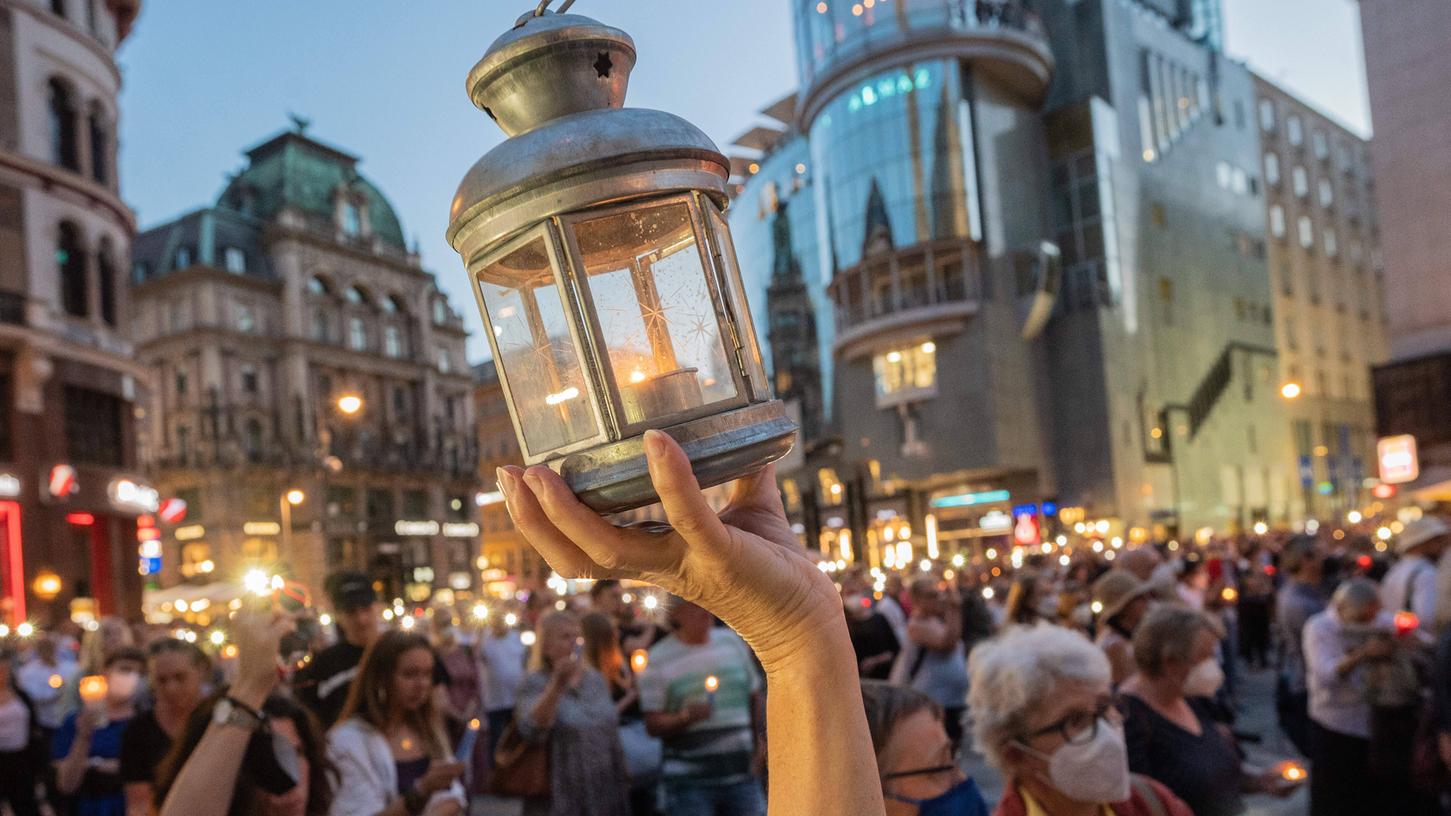 Hunderte Menschen gingen am 1.August zum Gedenken an Lisa-Maria Kellermayr auf die Straße.