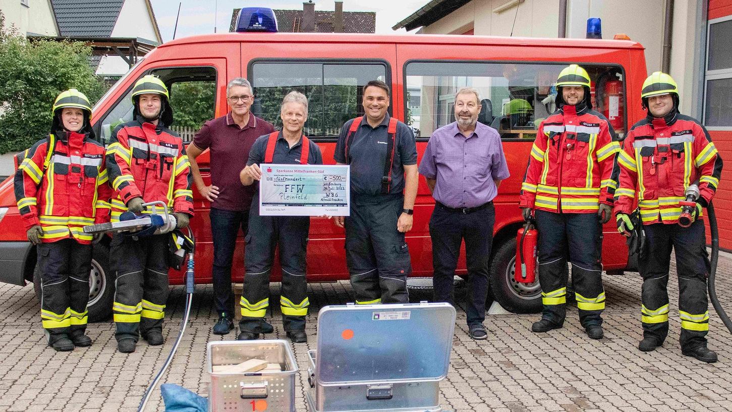 Die Wohungsbaugenossenschaft Altmühlfranken hat an die FFW Pleinfeld und Pappenheim je 500 Euro gespendet. Die Wohungsbaugenossenschaft Altmühlfranken hat an die FFW Pleinfeld und Pappenheim je 500 Euro gespendet.