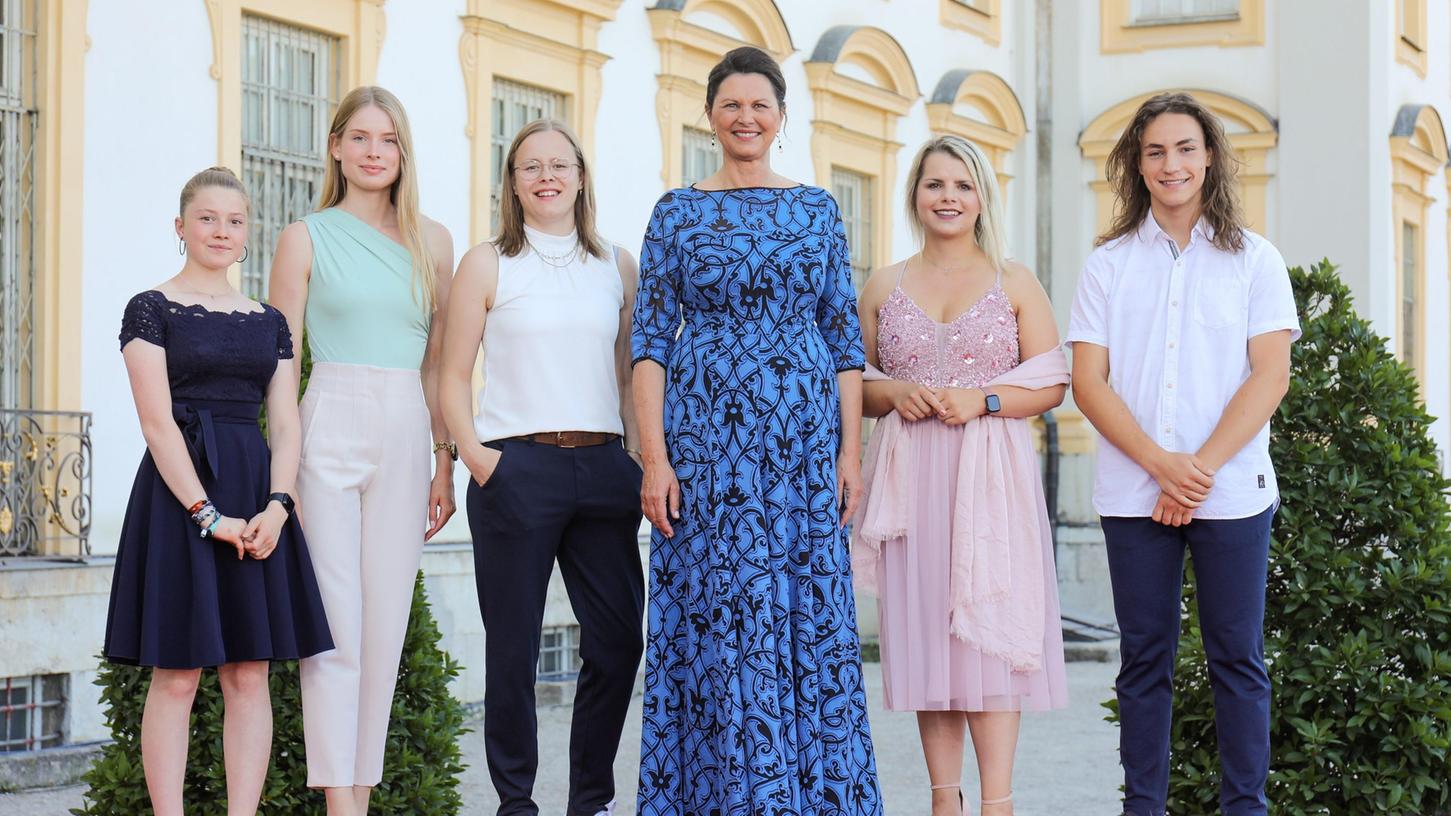 von links nach rechts: Jule Engelhardt, Lena Graml, Helene Sarres, Ilse Aigner, Julia Hacker, Ciro Morena. Der Weißenburger Landtagsabgeordnete Wolfgang Hauber hatte die Jugendlichen des Weißenburger Jugendparlaments zum Sommerfest des Landtags eingeladen. von links nach rechts: Jule Engelhardt, Lena Graml, Helene Sarres, Ilse Aigner, Julia Hacker, Ciro Morena. Der Weißenburger Landtagsabgeordnete Wolfgang Hauber hatte die Jugendlichen des Weißenburger Jugendparlaments zum Sommerfest des Landtags eingeladen.
