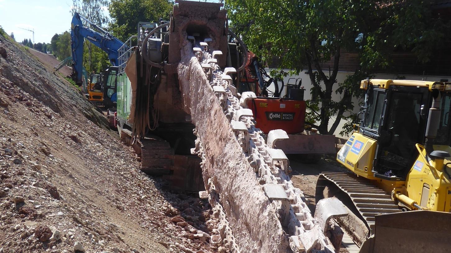 Einer gigantischen Kettensäge gleicht diese Fräse, mit der metertiefe Schlitze in den Heuchlinger Bahndamm gegraben werden, die dann mit Beton verfüllt werden und so ähnlich wie Streifenfundamente das Damminnere stabilisieren. Einer gigantischen Kettensäge gleicht diese Fräse, mit der metertiefe Schlitze in den Heuchlinger Bahndamm gegraben werden, die dann mit Beton verfüllt werden und so ähnlich wie Streifenfundamente das Damminnere stabilisieren.