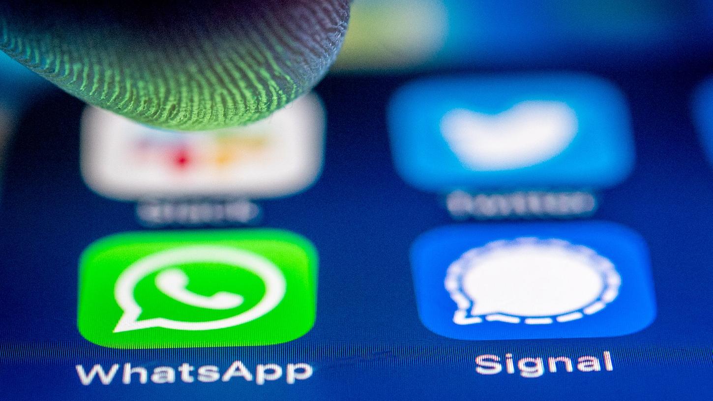 Wer verfassungswidrige Inhalte verbreitet, macht sich strafbar. Es reicht schon aus, solche Inhalte in seinem Whatsapp-Status zu teilen. Wer verfassungswidrige Inhalte verbreitet, macht sich strafbar. Es reicht schon aus, solche Inhalte in seinem Whatsapp-Status zu teilen.